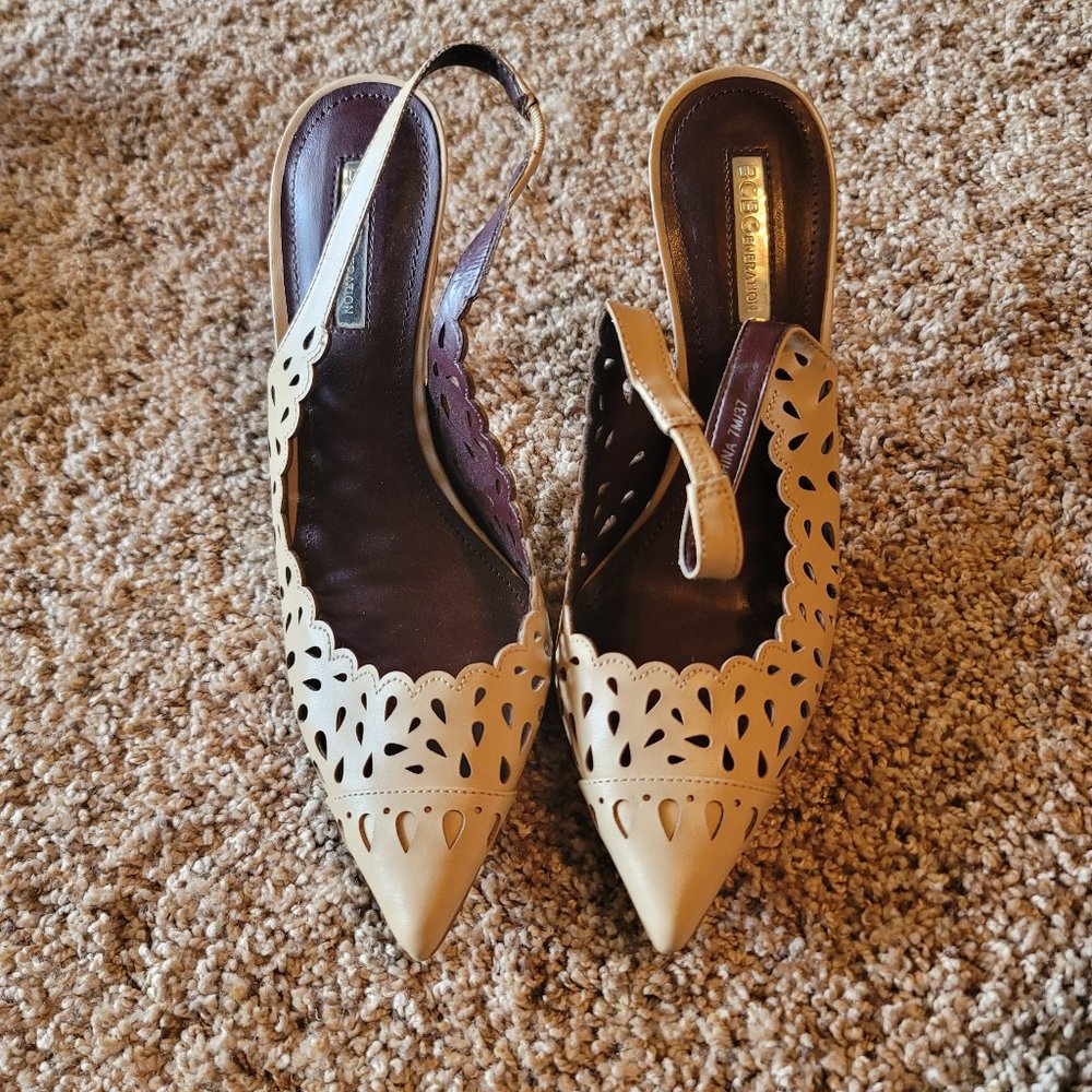 BCBG “Talyn” tan/nude pointed toe sling back pump – size 7 – box